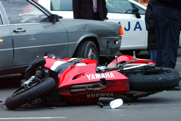 Тежак удес у Ваљеву: Мотоциклиста се закуцао у ауто, преминуо на лицу места